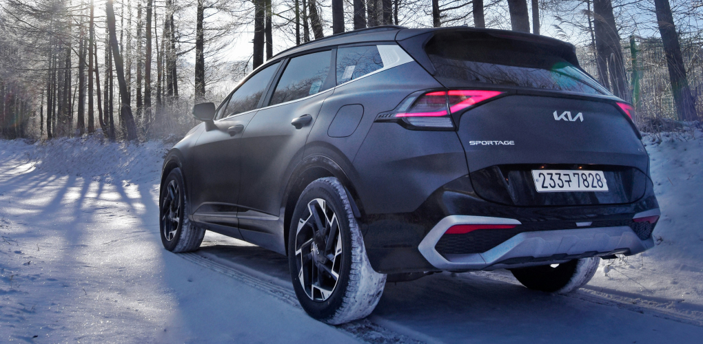 kia sportage black in snow