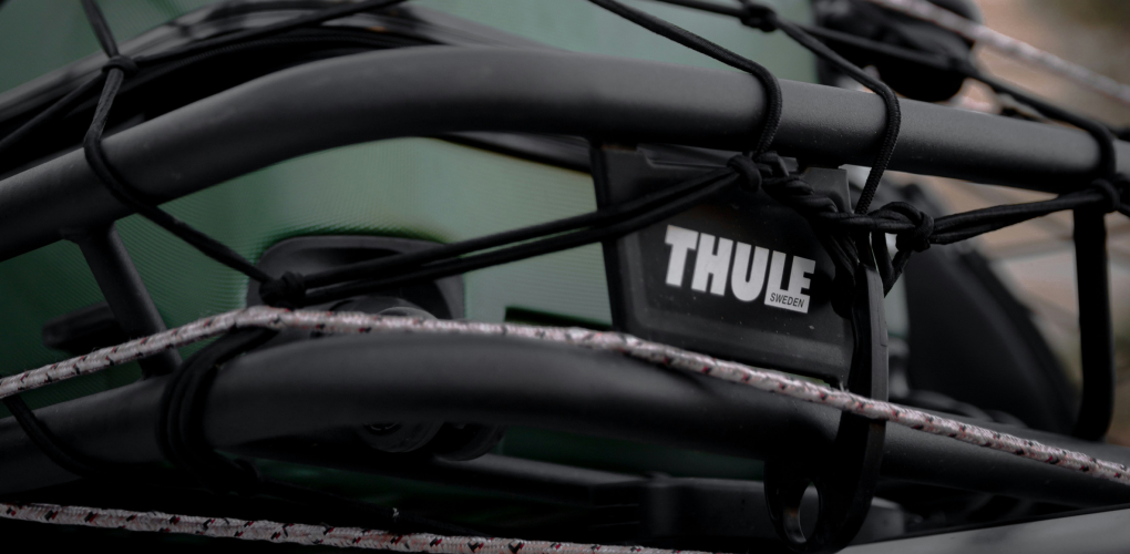 thule roof rack platform with suitcase